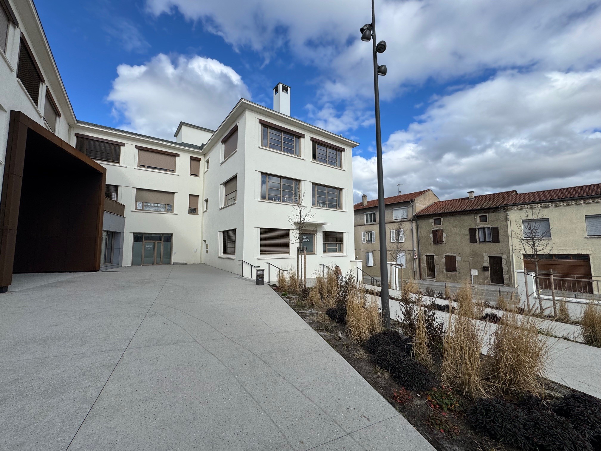 A vendre à Montbrison, 3 locaux disponnibles